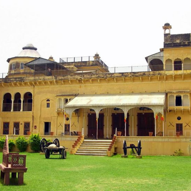 The impressive Dundlod Fort and a stable featuring traditional Marwari horses